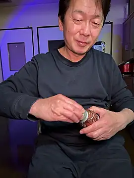 Snapshot of SaneService9 chatting on April 28, 6:57 pm SaneService9 online show from April 28, 6:57 pm