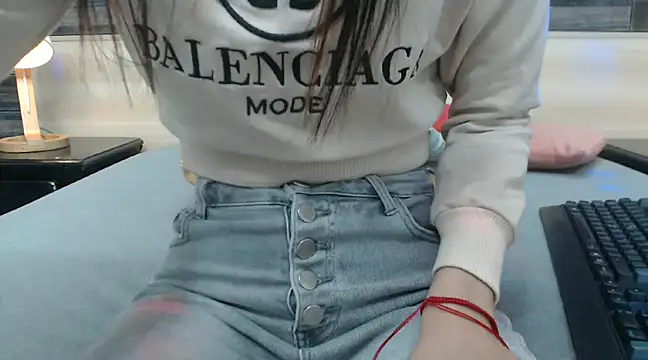 nahomibecker online show from February 1, 12:05 pm