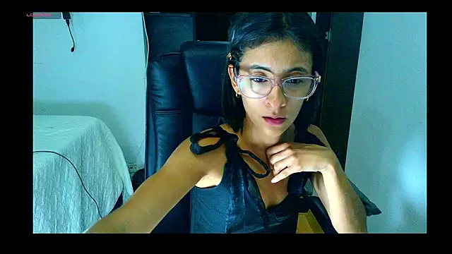 Snapshot of thedianakaro chatting on January 14, 3:01 am thedianakaro online show from January 14, 3:01 am