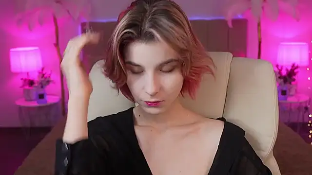 Snapshot of HaylaAmber chatting on December 10, 6:54 am HaylaAmber online show from December 10, 6:54 am