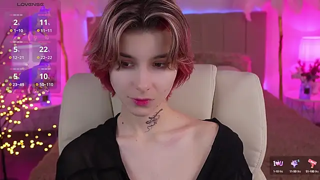 Snapshot of HaylaAmber chatting on December 12, 8:10 pm HaylaAmber online show from December 12, 8:10 pm