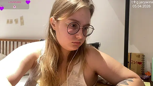 Snapshot of JacyWinslat chatting on April 5, 4:04 pm JacyWinslat online show from April 5, 4:04 pm