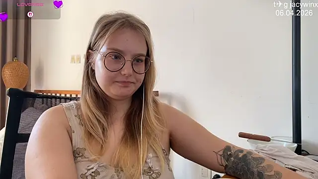 Snapshot of JacyWinslat chatting on April 6, 9:43 am JacyWinslat online show from April 6, 9:43 am
