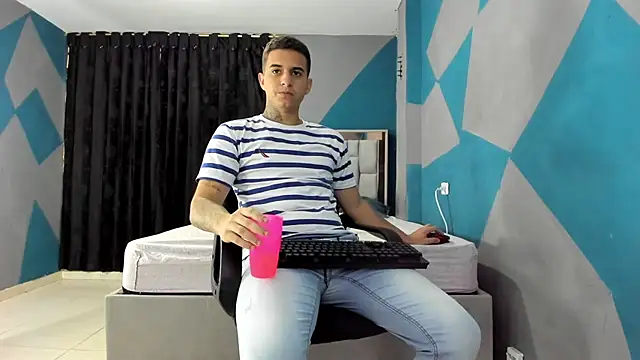 Snapshot of simookeler chatting on December 15, 5:20 pm simookeler online show from December 15, 5:20 pm