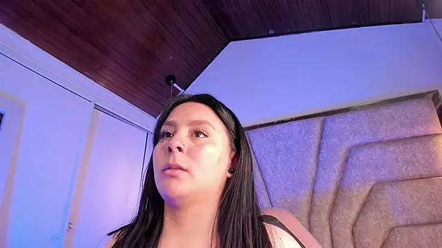 EmaJames25 online show from November 14, 7:45 pm