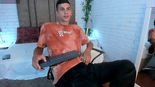 Aaron Scoot online show from December 20, 11:16 pm