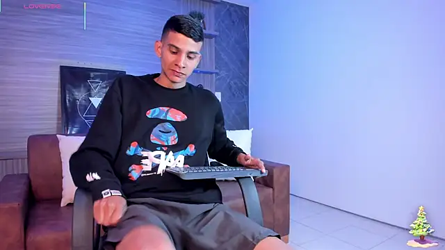 Aaron Scoot online show from December 17, 11:38 am