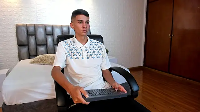 Aaron Scoot online show from March 19, 9:19 pm