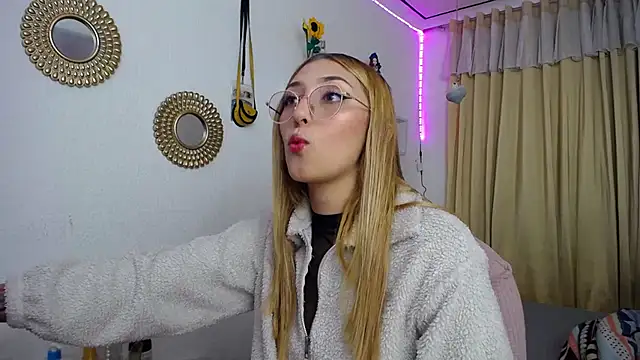 Soffy-brooks online show from March 5, 3:08 am