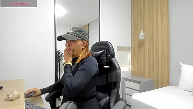 alma fenix online show from December 16, 12:32 pm