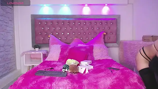 EmmaWilder online show from December 9, 8:33 pm
