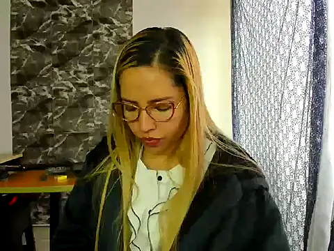 Snapshot of MISSLAUR4 chatting on January 4, 4:54 pm MISSLAUR4 online show from January 4, 4:54 pm