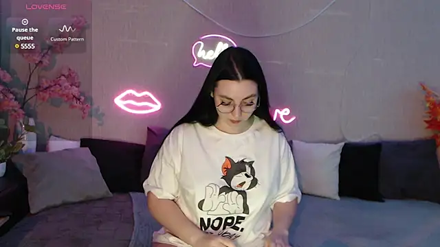 Snapshot of Fluffy_Tiffy chatting on January 23, 1:51 am Fluffy Tiffy online show from January 23, 1:51 am