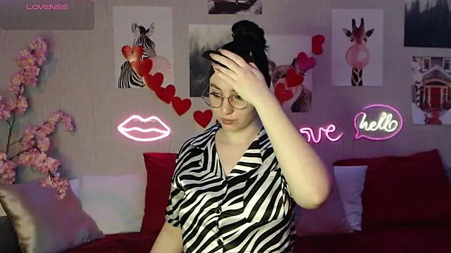 Snapshot of Fluffy_Tiffy chatting on February 15, 12:59 am Fluffy Tiffy online show from February 15, 12:59 am