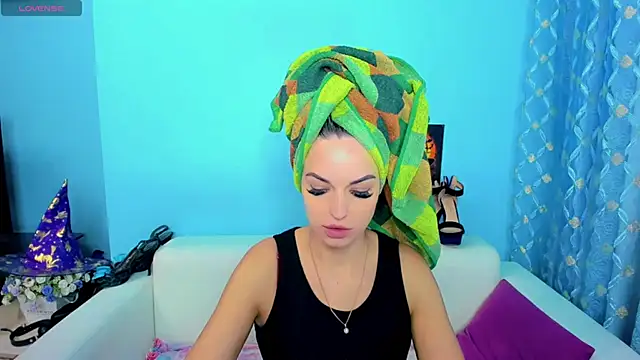 Snapshot of LindaaLu chatting on November 18, 3:01 am LindaaLu online show from November 18, 3:01 am