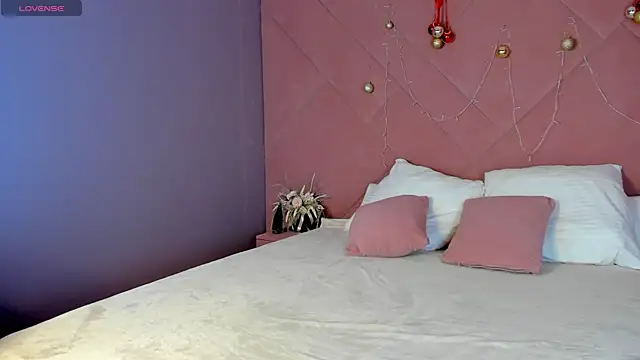 Anna Robinson online show from December 30, 1:04 am
