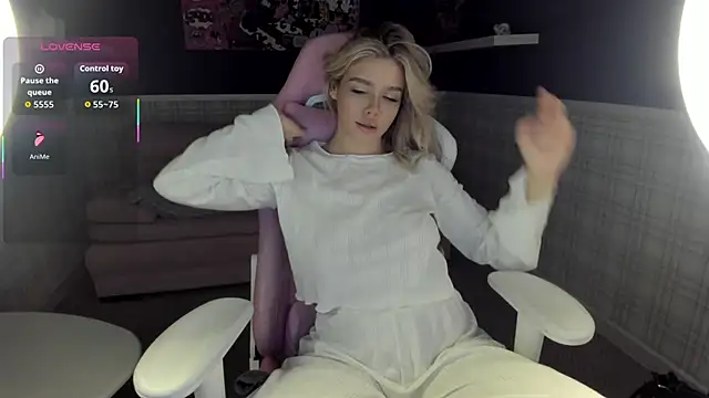 Snapshot of Anna_Robinson chatting on February 19, 12:28 am Anna Robinson online show from February 19, 12:28 am