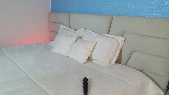 Zoe Benson online show from September 25, 1:37 pm