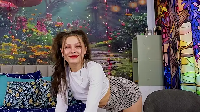 Snapshot of MadameDeFeu chatting on February 10, 8:31 am MadameDeFeu online show from February 10, 8:31 am