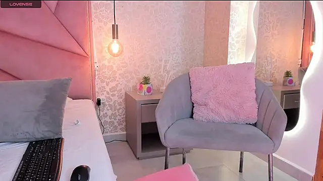 Snapshot of salome-brown chatting on December 14, 8:29 pm salome-brown online show from December 14, 8:29 pm