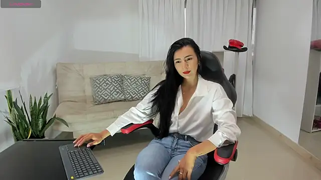 coniie jhons online show from February 13, 12:45 pm