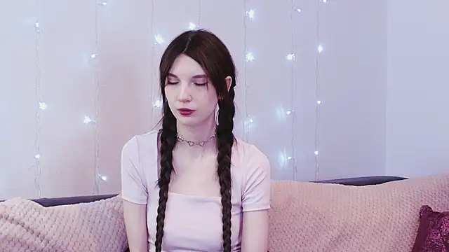 KimWilli online show from January 28, 4:08 pm