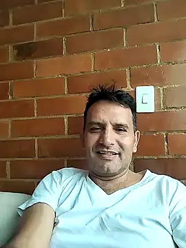 Snapshot of RogueTraveler chatting on December 16, 7:21 pm RogueTraveler online show from December 16, 7:21 pm