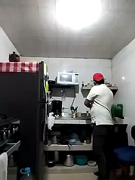 Snapshot of RogueTraveler chatting on January 22, 12:38 am RogueTraveler online show from January 22, 12:38 am