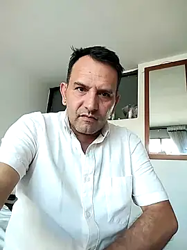 Snapshot of RogueTraveler chatting on January 27, 9:22 pm RogueTraveler online show from January 27, 9:22 pm