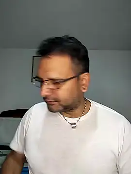 Snapshot of RogueTraveler chatting on February 2, 2:17 am RogueTraveler online show from February 2, 2:17 am