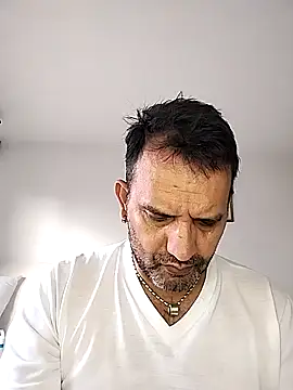 Snapshot of RogueTraveler chatting on February 2, 9:23 pm RogueTraveler online show from February 2, 9:23 pm