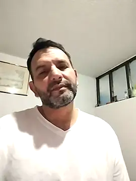 Snapshot of RogueTraveler chatting on February 13, 12:02 am RogueTraveler online show from February 13, 12:02 am