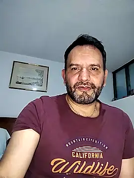 Snapshot of RogueTraveler chatting on February 14, 1:23 am RogueTraveler online show from February 14, 1:23 am