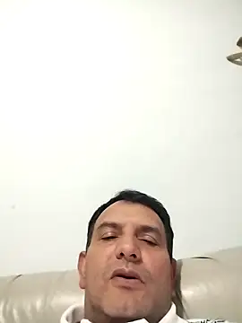 Snapshot of RogueTraveler chatting on March 3, 2:58 am RogueTraveler online show from March 3, 2:58 am