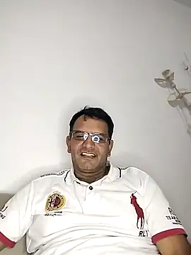 Snapshot of RogueTraveler chatting on March 3, 6:04 am RogueTraveler online show from March 3, 6:04 am