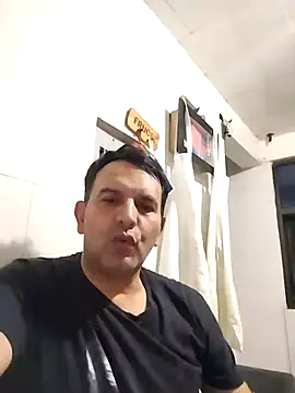 Snapshot of RogueTraveler chatting on March 7, 2:25 am RogueTraveler online show from March 7, 2:25 am