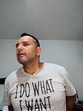 Snapshot of RogueTraveler chatting on September 18, 2:57 am RogueTraveler online show from September 18, 2:57 am