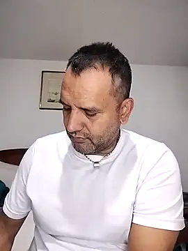 Snapshot of RogueTraveler chatting on September 20, 3:51 am RogueTraveler online show from September 20, 3:51 am