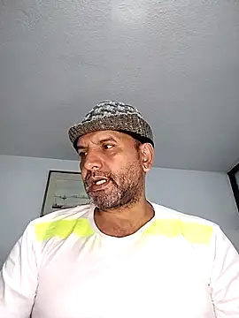 Snapshot of RogueTraveler chatting on September 25, 3:32 am RogueTraveler online show from September 25, 3:32 am