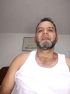 Snapshot of RogueTraveler chatting on October 4, 3:26 am RogueTraveler online show from October 4, 3:26 am