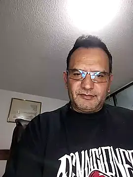 Snapshot of RogueTraveler chatting on October 15, 3:17 am RogueTraveler online show from October 15, 3:17 am