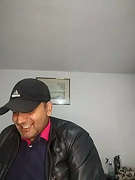 Snapshot of RogueTraveler chatting on October 16, 3:51 am RogueTraveler online show from October 16, 3:51 am