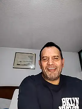 Snapshot of RogueTraveler chatting on October 17, 2:48 am RogueTraveler online show from October 17, 2:48 am