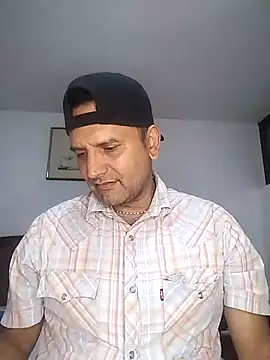 Snapshot of RogueTraveler chatting on October 20, 3:29 am RogueTraveler online show from October 20, 3:29 am