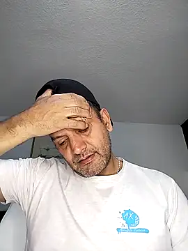 Snapshot of RogueTraveler chatting on October 31, 3:29 am RogueTraveler online show from October 31, 3:29 am