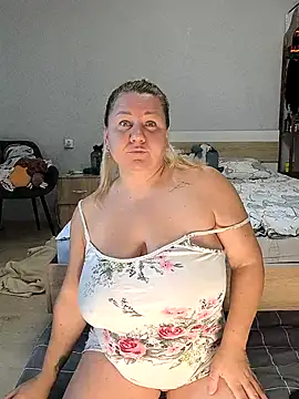 Snapshot of Anna_Curvy chatting on July 27, 3:35 am Anna Curvy online show from July 27, 3:35 am