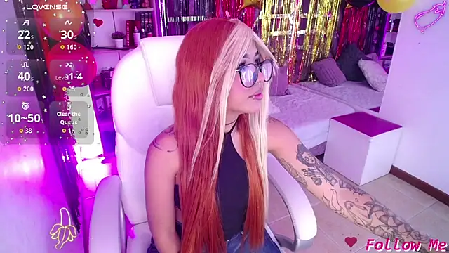 Snapshot of AliceWalker_11 chatting on September 20, 8:21 pm AliceWalker 11 online show from September 20, 8:21 pm