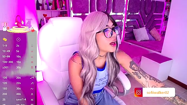 Snapshot of AliceWalker_11 chatting on October 9, 9:02 pm AliceWalker 11 online show from October 9, 9:02 pm