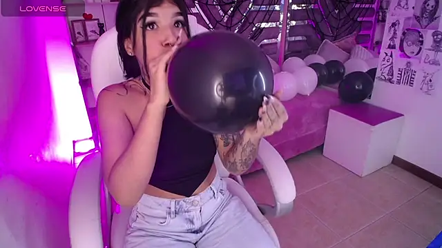 Snapshot of AliceWalker_11 chatting on October 17, 8:11 pm AliceWalker 11 online show from October 17, 8:11 pm