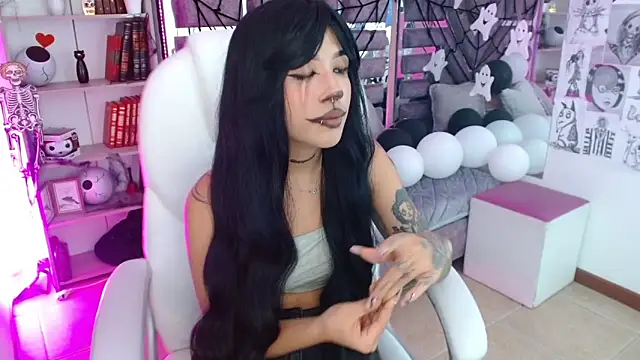 Snapshot of AliceWalker_11 chatting on October 28, 8:22 pm AliceWalker 11 online show from October 28, 8:22 pm